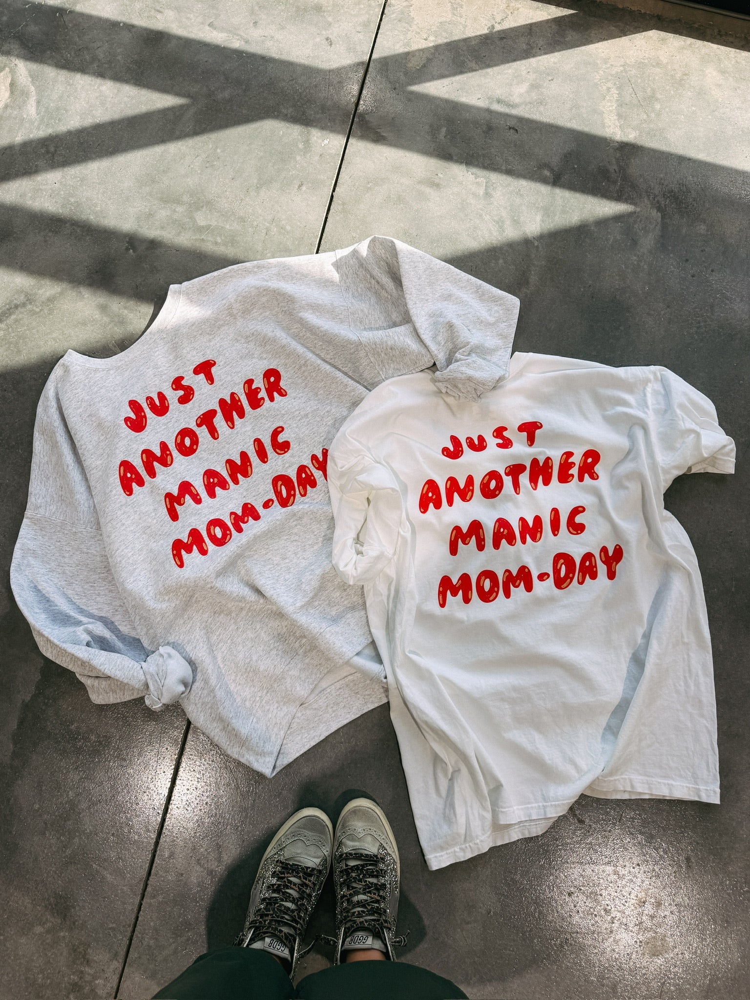 ETTA OG | manic mom-day graphic tee - white