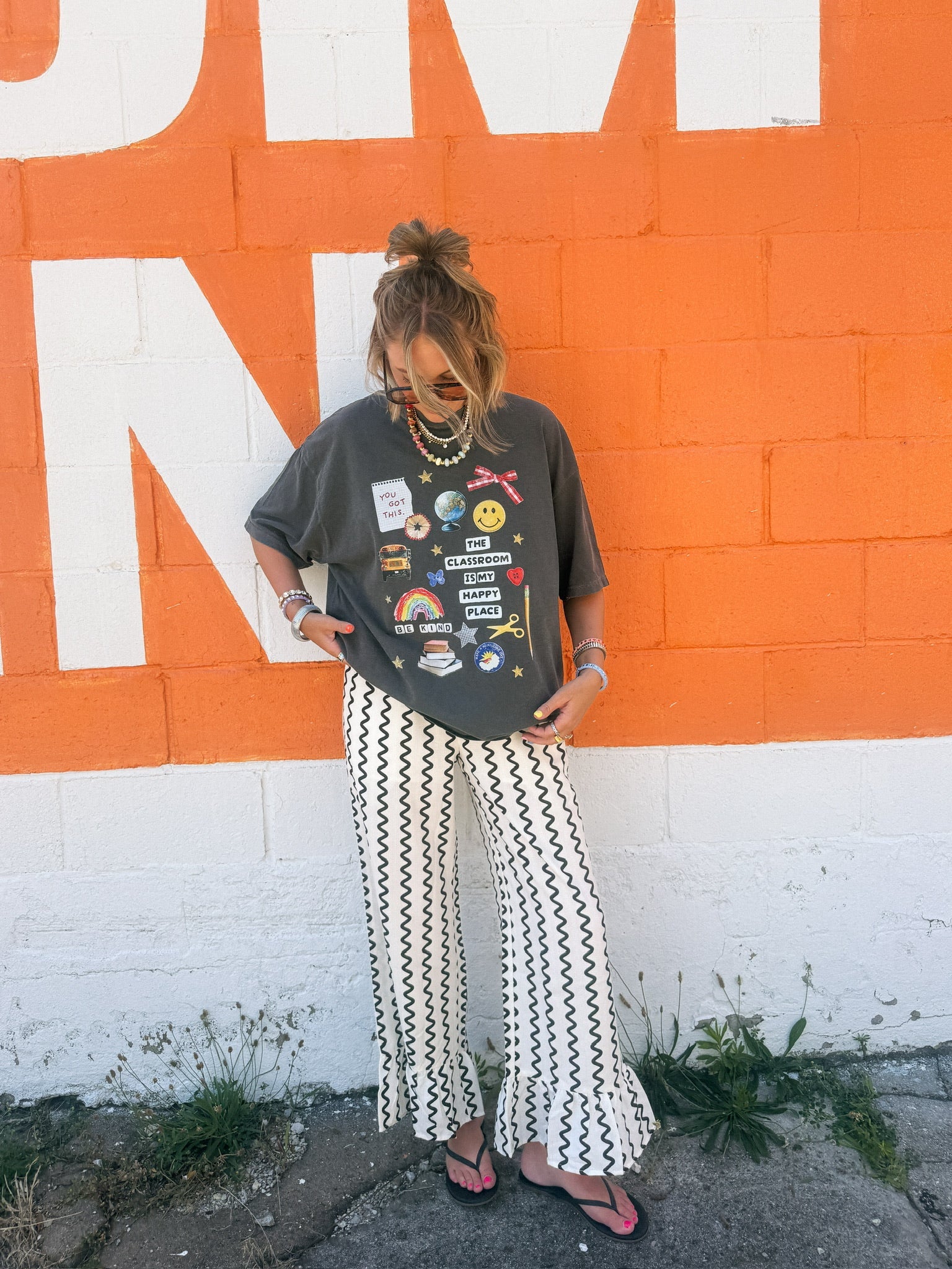 ETTA OG | classroom is my happy place graphic tee - charcoal