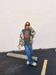 ETTA OG | the world needs your magic graphic tee